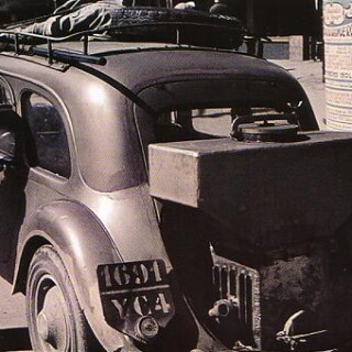 PARIZ-1941-AVTO-NA-UGLE.th.jpeg