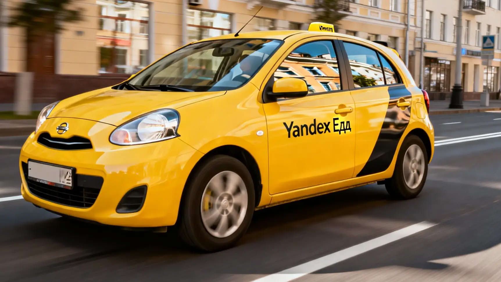 Доставщик в фирменной одежде передает упакованный заказ клиенту у дверей.